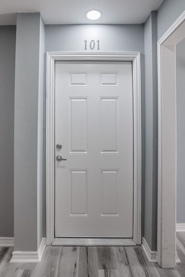 Building Photo - Carriage Place Square