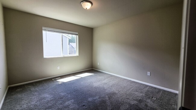 Building Photo - Bright & Beautiful 5 Bedroom 3 Bathroom