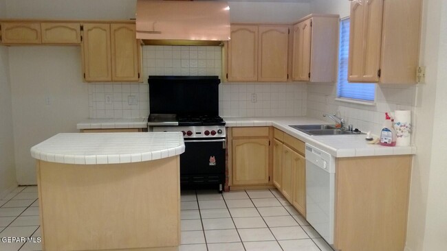 Building Photo - 7417 Mission Viejo Dr