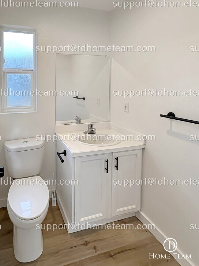 Building Photo - "Spacious 4-Bed Oasis with Scenic Views in Prime Seattle Location!"