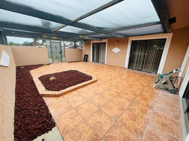 Building Photo - 4758 Sunny Palm Cir