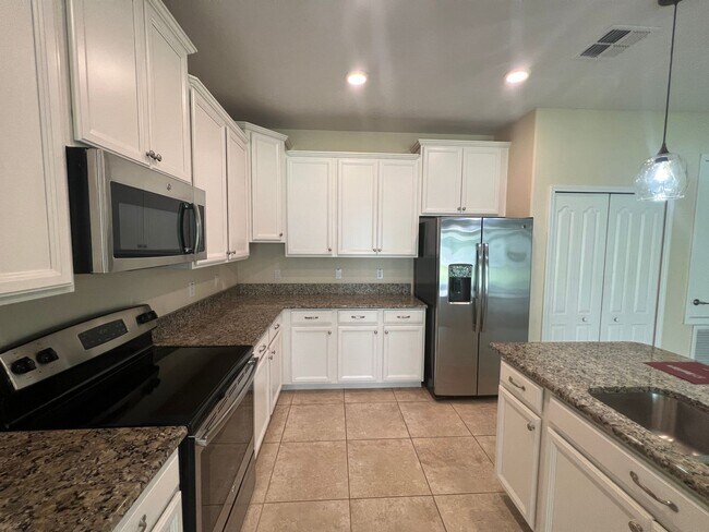 Building Photo - Beautiful 4/3.5 home located in Independence Signature Lakes Community of Winter Garden!