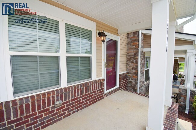 Building Photo - Wonderful townhome 15 min. to downtown Nashville- pool, tennis courts & fitness center!