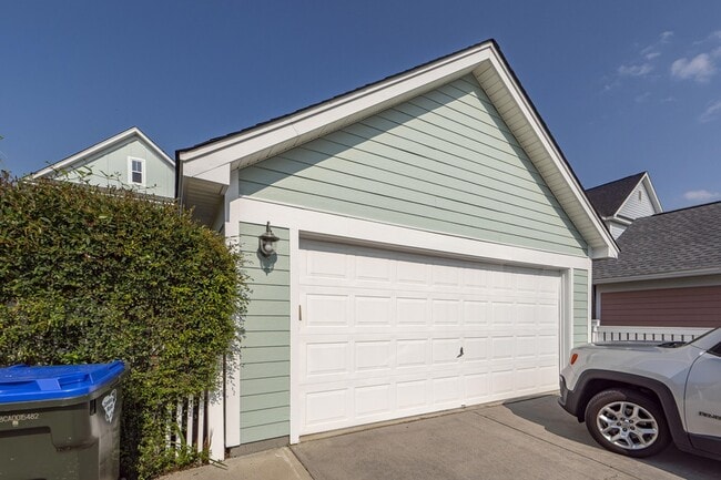 Building Photo - 302 White Gables Dr
