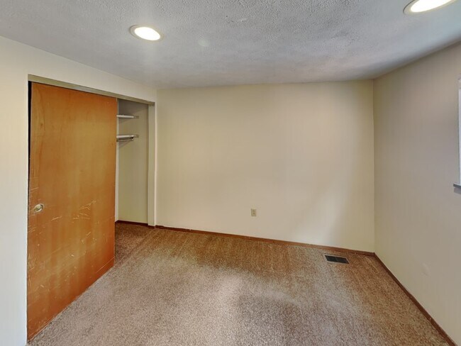 Building Photo - 94 E 18th Ave