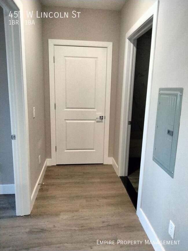Building Photo - 1 Bedroom/ 1 Bathroom Apartments