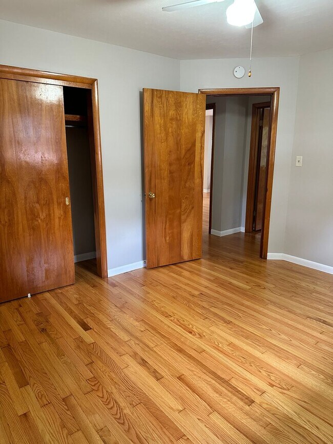 Building Photo - 708 Cave Mill Rd