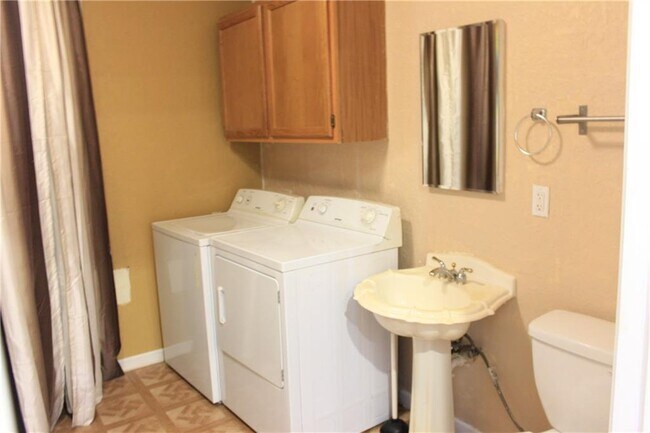 Building Photo - 6 Fairview Dr