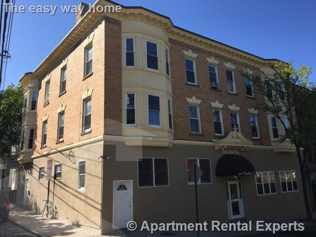 Building Photo - 108 Central St