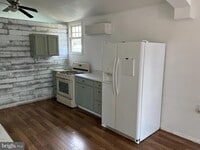 Building Photo - 1325 Main St