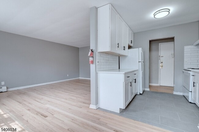 Building Photo - 138 Roseland Ave