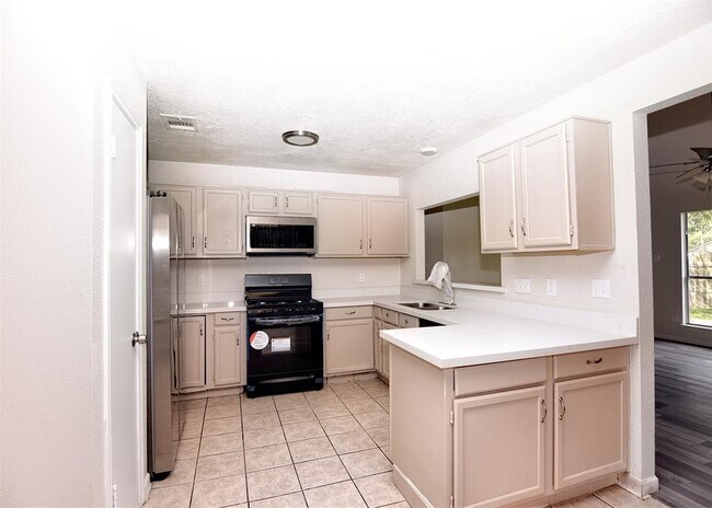 Building Photo - 194 Moonridge Dr