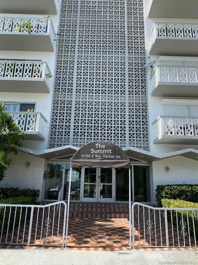 Building Photo - 9700 W Bay Harbor Dr