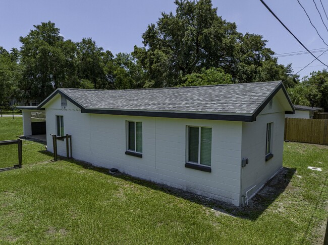 Building Photo - Central Lakeland Home with big yard!