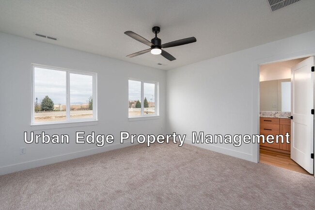 Building Photo - 2 bed 2.5 bath cute row home