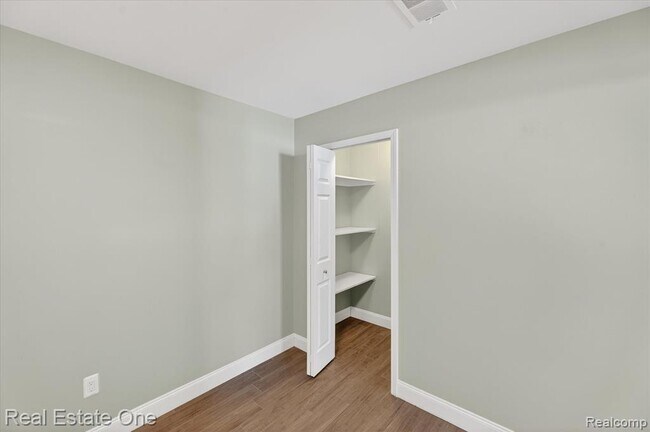 Building Photo - 874 N Main St