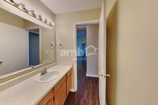 Building Photo - 2265 Lakecrest Dr