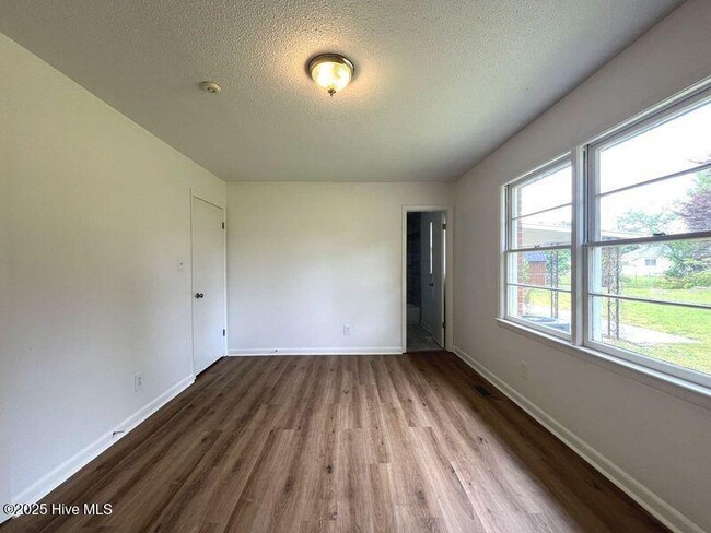 Building Photo - 5205 Dakota Ct