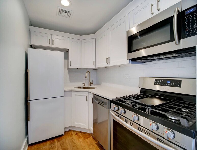 Building Photo - 208 8th Ave