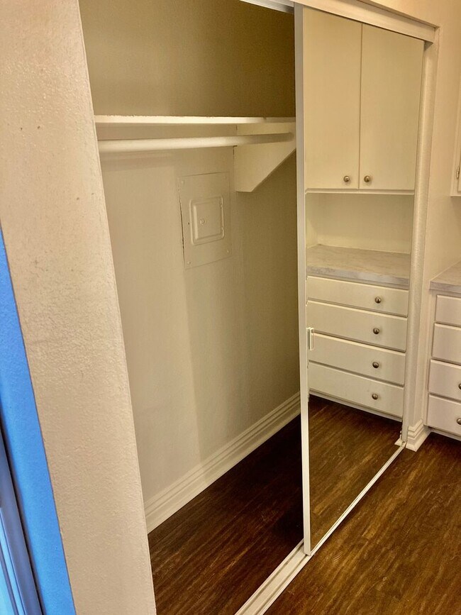 Building Photo - 1 Bedroom Just Blocks From the Ocean