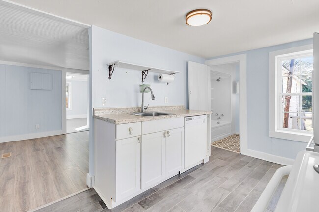 Building Photo - 2107 Bay St