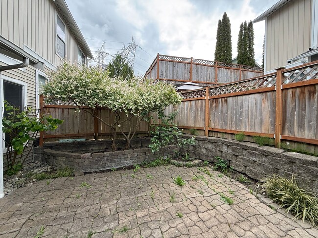 Building Photo - 4 Bed 3 Bath Gated Townhome Near Maplewood Golf