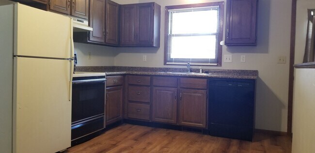 Building Photo - HALF OFF FIRST MONTH'S RENT SPECIAL! 2 Bedroom 1 Bath Condo