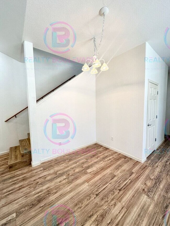 Building Photo - 3 Bedroom 2.5 Bathroom + Loft & 2 Car gara...