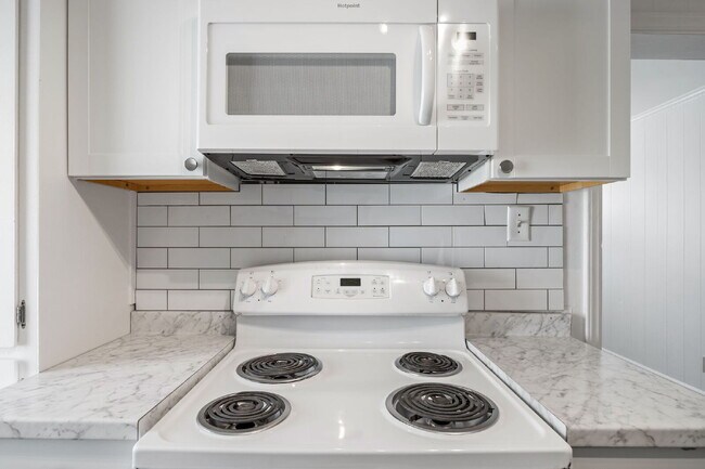 Building Photo - "Charming 1-Bed Gem at 509-511 Cape Ave, Raleigh – Your Cozy Retreat Awaits!"