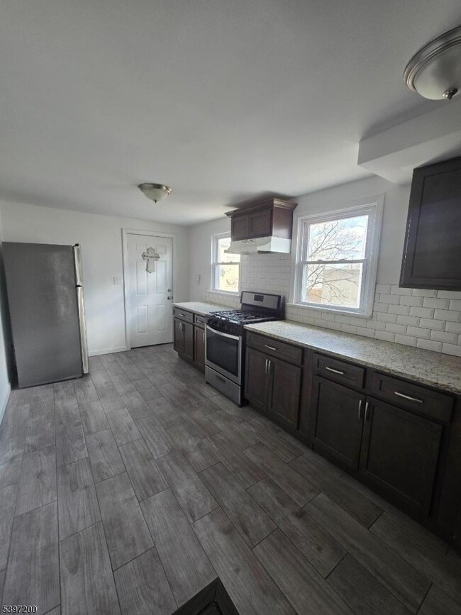 Building Photo - 115 Pine St