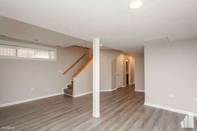 Building Photo - 3 br, 3 bath Condo - 845 W Lawrence Ave