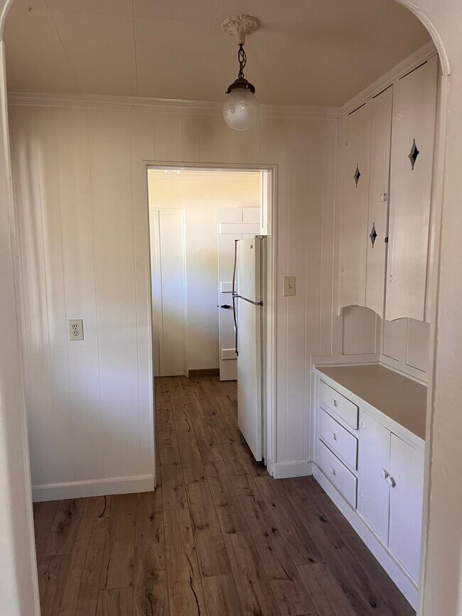 Building Photo - AVAILABLE NOW!! Delightful 1 bedroom, 1 ba...