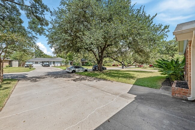 Building Photo - 6031 Moonmist Dr