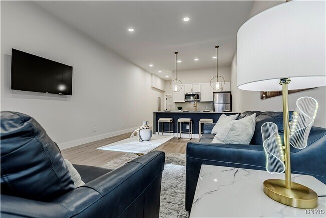 Building Photo - 1104 Main St