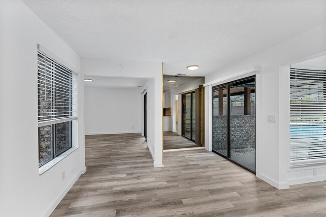 Building Photo - 886 Quail Run