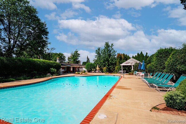 Building Photo - 430 Fox Hills Dr S