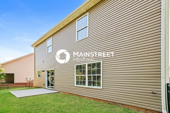 Building Photo - 3 Bedroom Pet-Friendly Home in KNOXVILLE, TN with Main Street Renewal