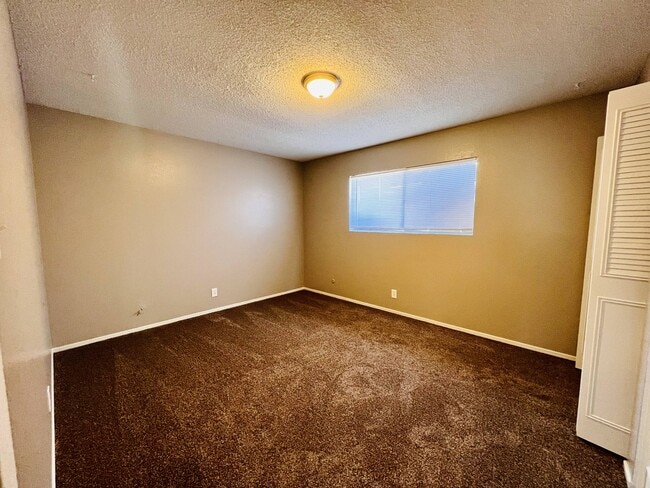 Building Photo - 3108 W Walnut Ave