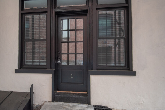 Building Photo - 323 N Mulberry St