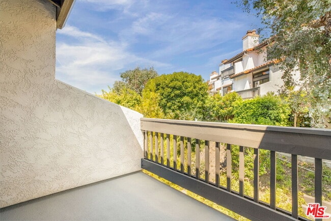 Building Photo - 1559 Palisades Dr