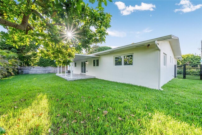 Building Photo - 6700 SW 49th Terrace