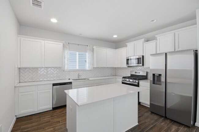 Building Photo - "Charming 3-Bed Oasis in San Marcos with 2 Full Baths – 1424 Sq Ft of Comfort!"