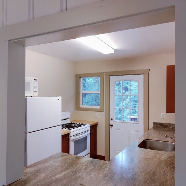 Building Photo - Charming Home Nestled in the Redwoods