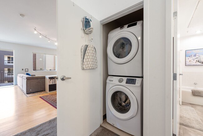 Building Photo - 1BD, 1BA Downtown Denver Condo with Garage...