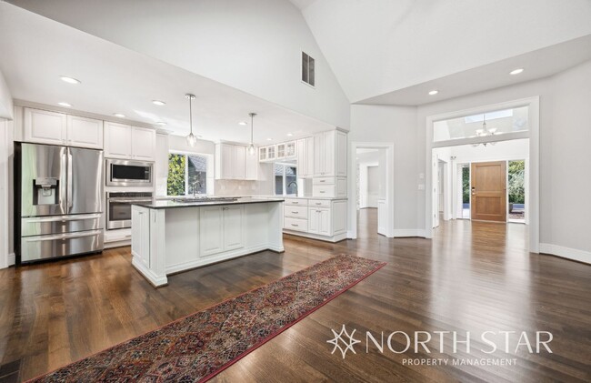 Building Photo - Stunning Lake Oswego Home with Space for E...