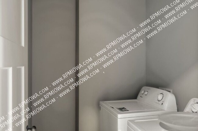 Building Photo - 818 Kingfisher Dr