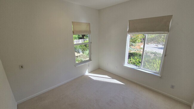 Building Photo - Private, peaceful home on nearly half an a...