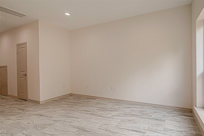 Building Photo - 5530 Hirondel St