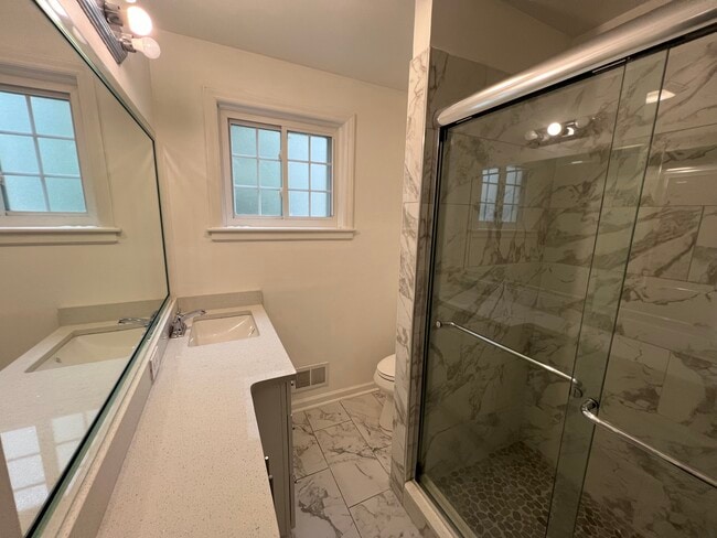 Building Photo - 5290 Green Hill Pl NE