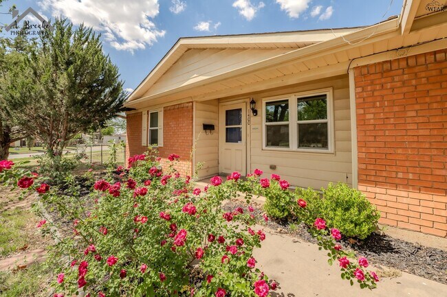 Building Photo - 1400 Phoenix Dr